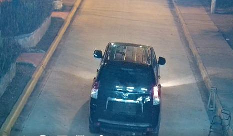 $!Esta es otra toma de la Prado, negra, que ha llegado a la CiudadUniversitaria. En ella se puede apreciar a uno de los encapuchados hablando con el conductor.