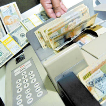 <div class='Quickread' id='DTElementID-3866581'> <p class='NormalParagraphStyle'><p>Hondureños creen que devaluación será de 5%.</p></p> </div>
