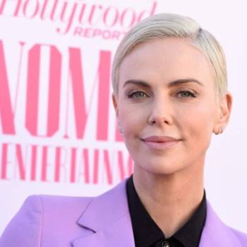 Charlize Theron detalla cómo fue la noche cuando su madre mató a su padre
