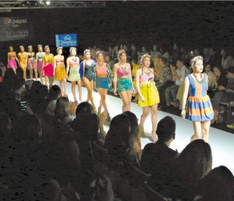 Colorido desfile inspirado en las etnias de Honduras