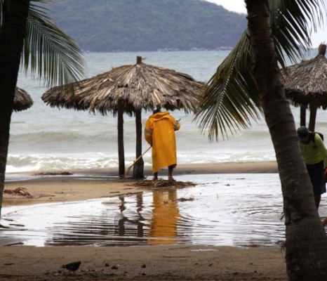 Carlos se degrada a tormenta tropical frente al puerto de Acapulco