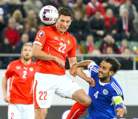 España y Suiza se clasifican a la Eurocopa con goleadas