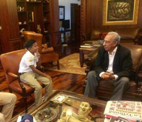 Carlitos, el laborioso alumno carnicero recibe beca: 'Seguiremos haciendo lo nuestro, que es estudiar'