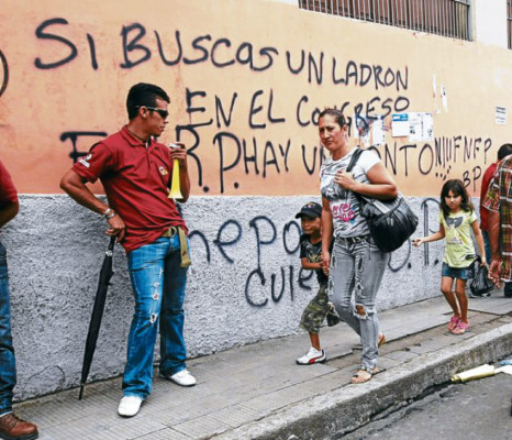 Manifestantes plagaron de grafiti la capital de Honduras