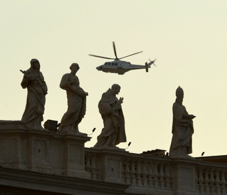 Benedicto XVI deja de ser Papa y se convierte en 'simple peregrino'