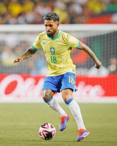 Increíble: Jugador cambiará de club y pide que también fichen a su novia futbolista