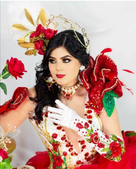 Deslumbrantes y llamativos son los trajes de las palillonas de Danlí