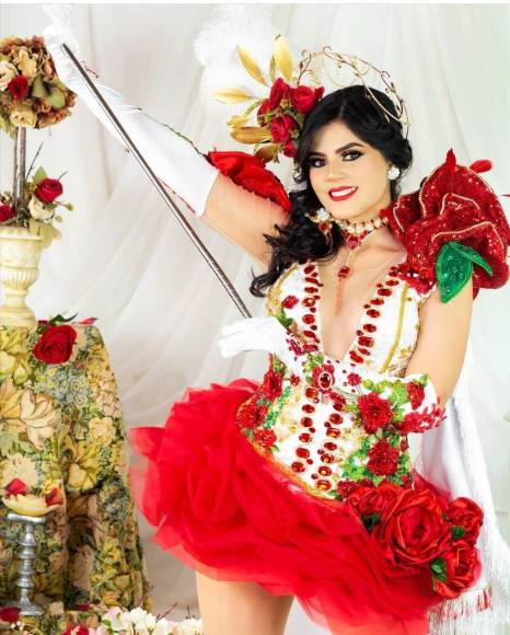 Deslumbrantes y llamativos son los trajes de las palillonas de Danlí