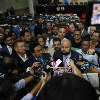 Jefes de bancada acuerdan reprogramar sesión legislativa para el martes 3 de junio