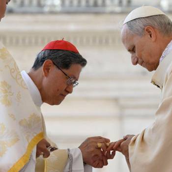 La emotiva reacción del papa León XIV al recibir el anillo de pescador
