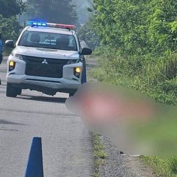 Con rótulo dejan a hombre muerto en plena carretera en Jutiapa, Atlántida