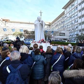 El papa desayunó y se encuentra descansando mientras espera el TAC