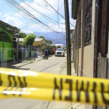 Hombre mata a machetazos a dos primos y convivió con los cuerpos varios días en SPS