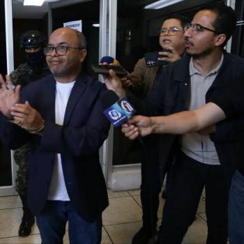 Saludando y sin brindar declaraciones, así llegó Juan Carlos Canales a los Juzgados