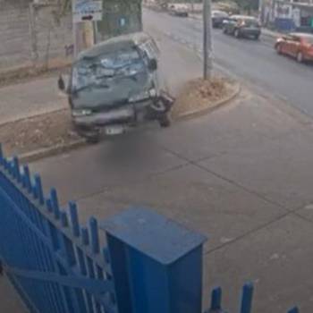 Dos menores heridos deja accidente de un bus escolar en la capital