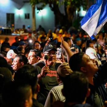 El presidente de El Salvador, Nayib Bukele, inscribió a la medianoche del jueves su candidatura a la reelección, con arrolladora popularidad por su ofensiva contra las pandillas, pero cuestionado por su concentración de poder y la legalidad de su postulación. Estas son las imágenes del hecho.