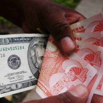 ¿Cuándo reanudaron las microdevaluaciones del lempira frente al dólar?