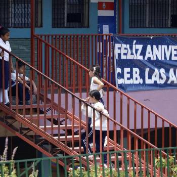 La comunidad educativa muestra preocupación por la falta de acción en la implementación de la Policía Escolar, vista como una medida necesaria para prevenir la violencia y mejorar la seguridad en las escuelas La comunidad educativa muestra preocupación por la falta de acción en la implementación de la Policía Escolar, vista como una medida necesaria para prevenir la violencia y mejorar la seguridad en las escuelas
