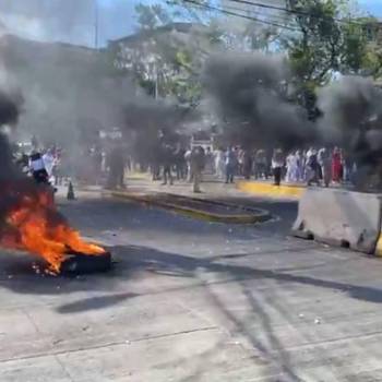 ¡Protestas! Con quema de llantas personal del Hospital Escuela en las calles