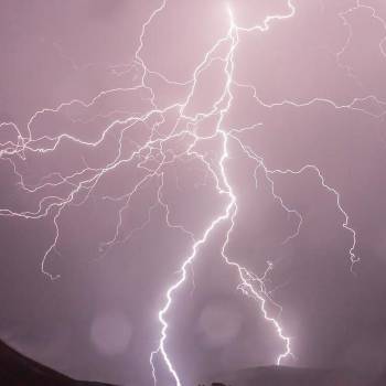 La agencia estatal china Xinhua reportó 10 muertos y tres heridos de gravedad debido a los rayos en medio de las fuertes lluvias que han azotado la zona en las últimas 24 horas