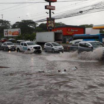 Al menos 8 familias capitalinas damnificadas por fuertes lluvias y vientos huracanados