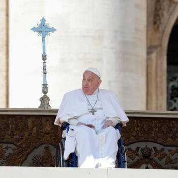 Papa Francisco reaparece ante fieles tras convalecencia y habla de la enfermedad