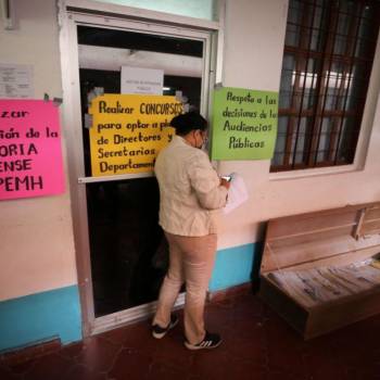 Solicitando que sean públicos los concursos de directores y secretarios departamentales, así como una investigación de la auditoria forense del Copemh, y exigiendo plazas, protestaron este viernes maestros en la Departamental de Educación