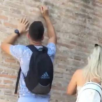 Dimitrov supuestamente talló “Ivan+Hayley 23” en la pared de una de las construcciones más preciadas del mundo la semana pasada y el acto quedó grabado en video lo que alertó a las autoridades