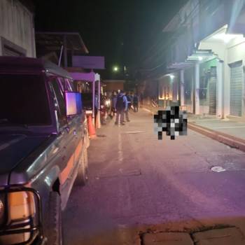 El cuerpo del fallecido, identificado como Cristian Cobos, quedó tirado sobre una acera en pleno centro del municipio de La Lima