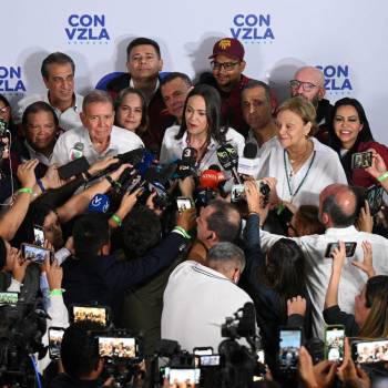 En el inicio del escrutinio, la líder opositora hizo un llamado a la población a mantenerse vigilantes en los centros de votación mientras avanza el conteo