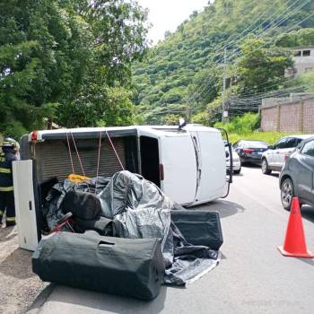 Dos heridos tras choque y volcamiento de vehículos en El Chimbo