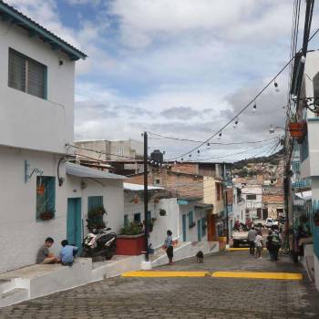 El blanco y el celeste iluminan la “calle  sin sol” del barrio Morazán