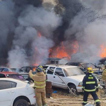 Fuerte incendio consume instalaciones de la Alcaldía Municipal en el barrio La Hoya