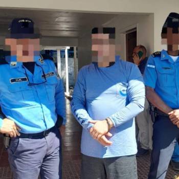 El hombre, de origen guatemalteco, fue aprehendido por las autoridades policiales luego de una denuncia en la dependencia policial de Roatán