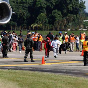Lágrimas, sueños truncados y reencuentros: la llegada de los primeros hondureños deportados por Trump