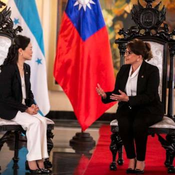 El gobierno aceptó que le pidió un préstamo de 2,000 millones de dólares y la construcción de un hospital a Taiwán, además de inversión por parte de la empresa privada. $600 millones se le deben a la isla