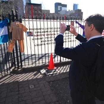 Con su teléfono en mano y sin responder a las insistentes preguntas de los medios presentes, el abogado Renato Stabile, quien es defensa pública de Juan Orlando Hernández, grabó el mural de las víctimas colocado frente a la Corte del Distrito Sur de Nueva York. 