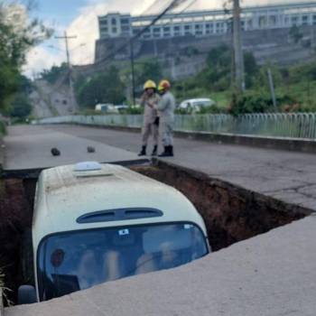 Autobús cae en socavón en el anillo periférico de la capital