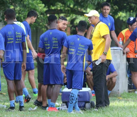 Bryan Acosta llegó a despedirse del plantel del Real España