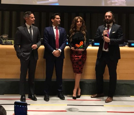 Thalía impacta en sede de las Naciones Unidas con su atuendo y diminuta cintura