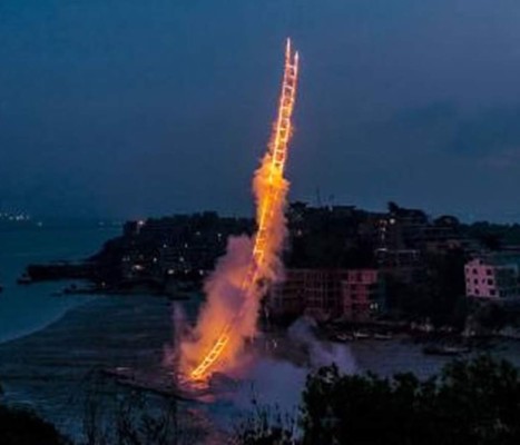 Usa fuegos artificiales para 'construir escalera al cielo'