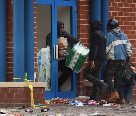 Baltimore vivió una noche de caos