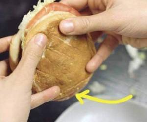 Sujetar una hamburguesa: Si quieres que el contenido de la hamburguesa no se te caiga, tienes que utilizar los meñiques. Los científicos han descubierto que este método es la forma más efectiva de sostener una hamburguesa.