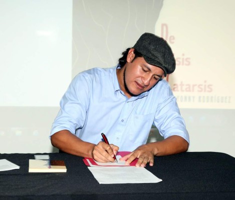 El poeta Yonny Rodríguez hace un llamado de atención a la indiferencia con su libro 'De Crisis y Catarsis'