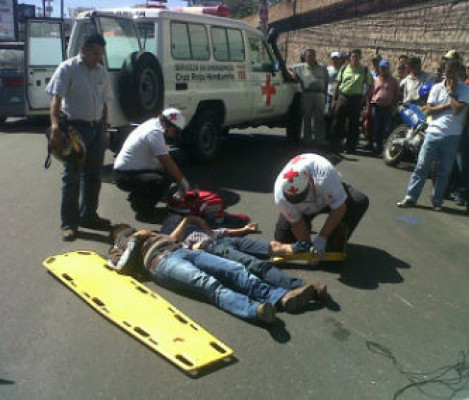 Un carro embiste a dos agentes motorizados en Comayagüela