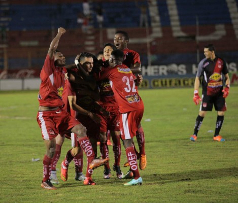 Bendita zurda de Marcelo Canales da empate a Vida