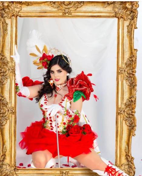 Deslumbrantes y llamativos son los trajes de las palillonas de Danlí