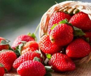 Utiliza a las fresas para bajar de peso.