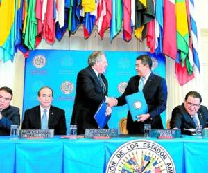 El presidente Juan Orlando Hernández y el secretario de la OEA, Luis Almagro, durante la firma del acuerdo.