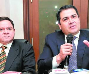El presidente de la Corte Suprema de Justicia, Jorge Rivera, junto al presidente de la República, Juan Orlando Hernández.